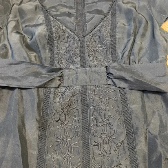 Banana Republic - Womens Embroidered Silk Blouse Sz 2 - Picture 7 of 12